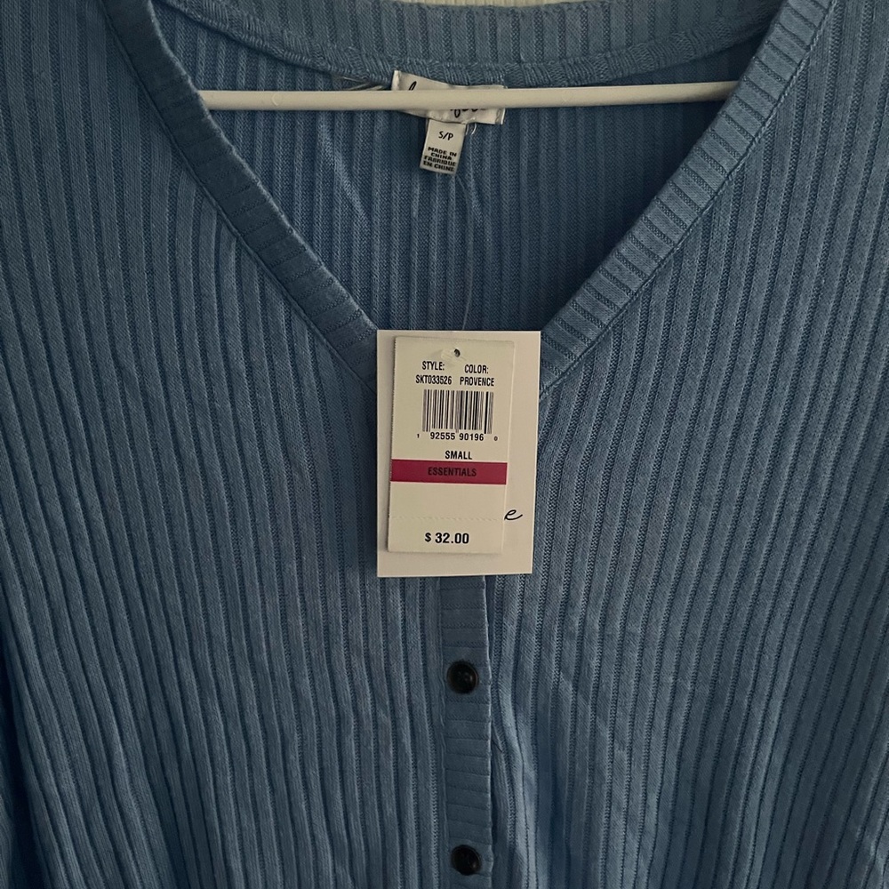 Love fire shirt never worn. Tags still on size small